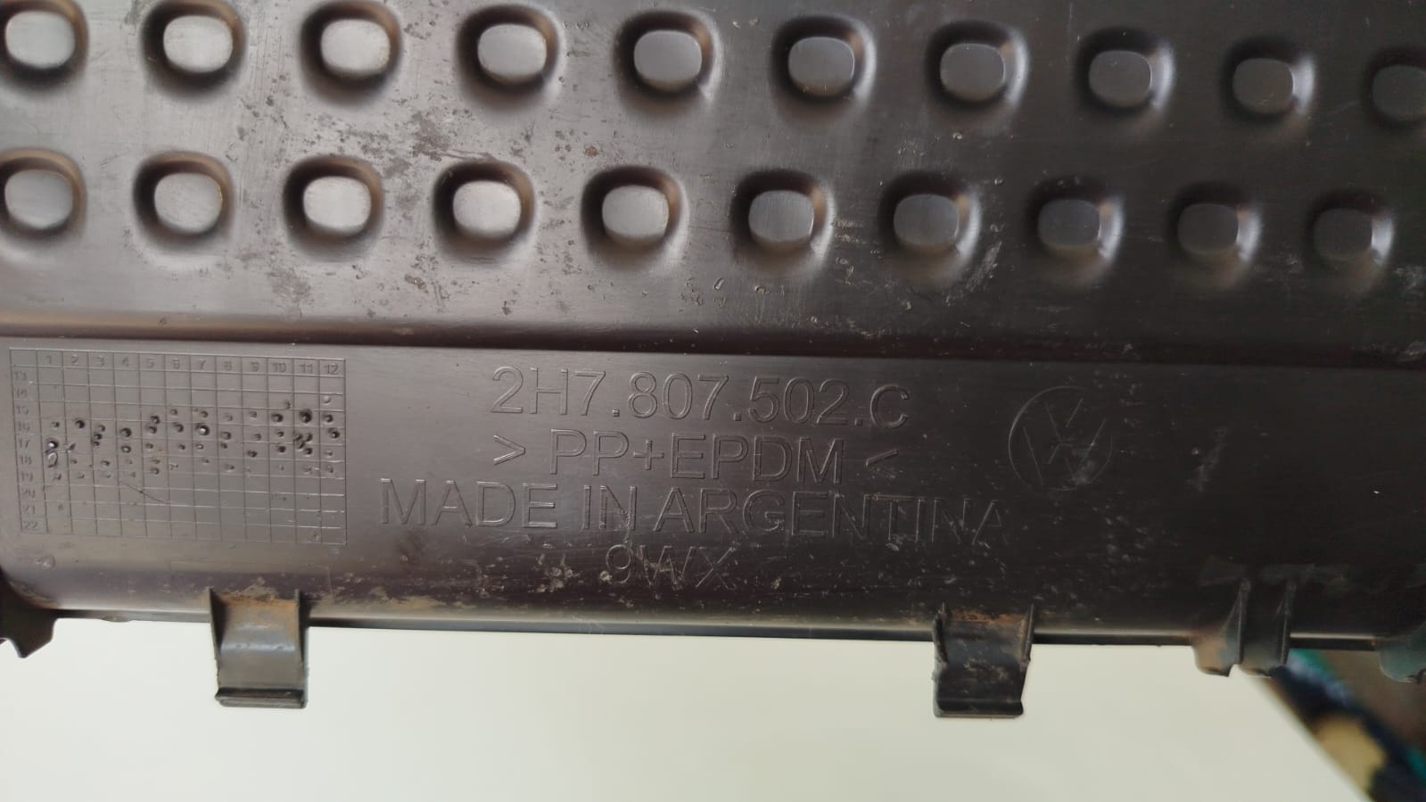 Pisante para-choque traseiro Amarok Central 2010/ 2011/ 2012/ 2013/ 2014/ 2015/ 2016/ 2017/ 2018/ 2019/ 2020/ 2021/ 2022/ 2023 - 2H7.807.502.C