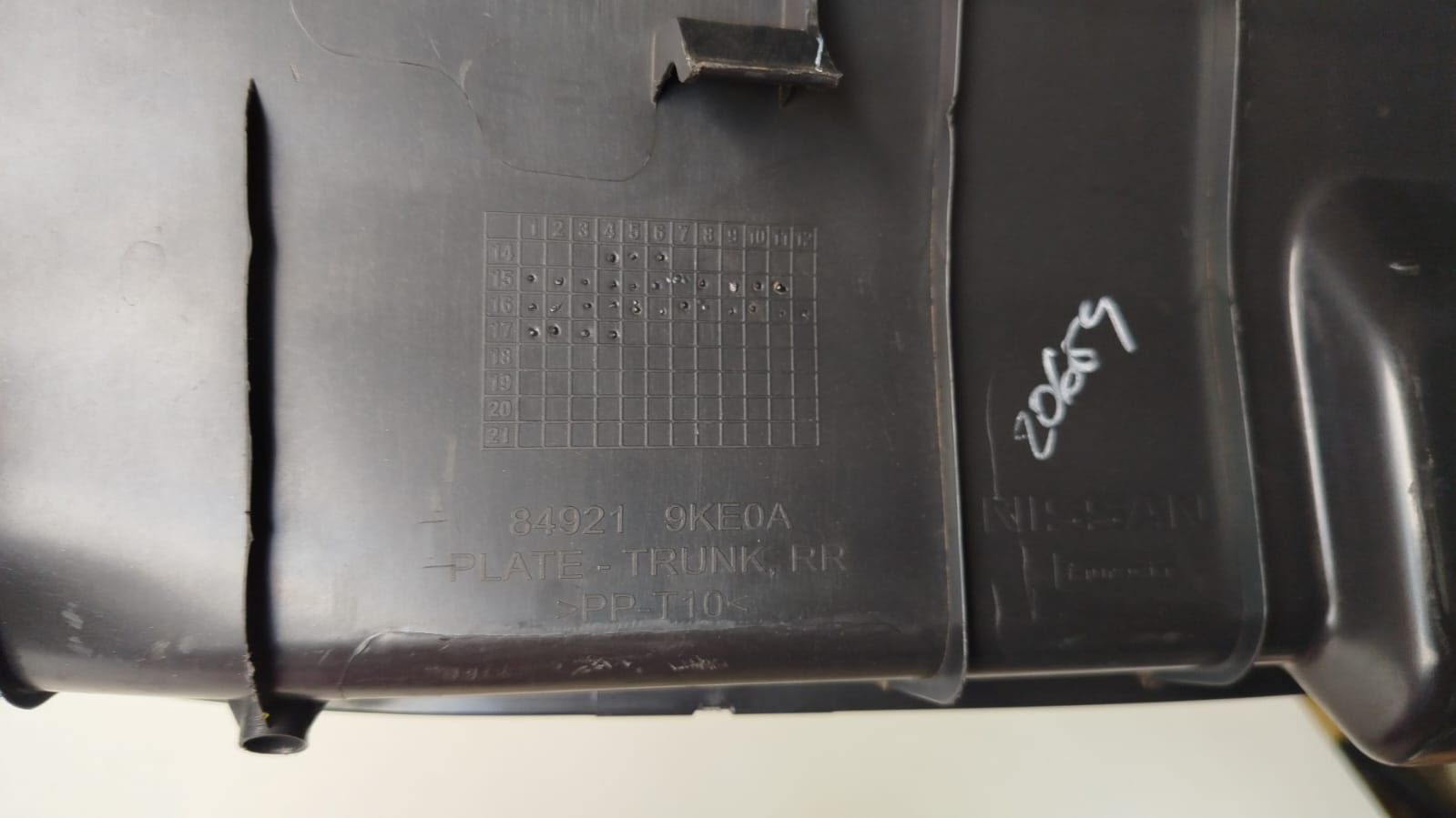 Acabamento tampa traseira Versa 2011/ 2012/ 2013/ 2014/ 2015/ 2016/ 2017/ 2021  -  84921 9K0A 